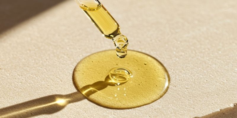 美容オイルとは？乳液との違いや「化粧水の前」に使う理由を解説